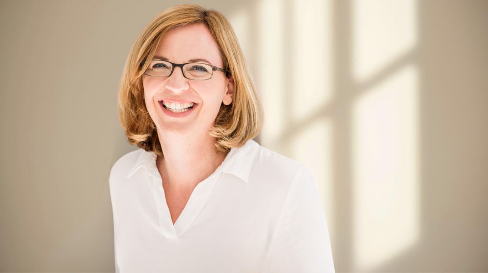 Dr. Julia Laemmerhirt – Fachärztin für Dermatologie Dr. Julia Laemmerhirt – Fachärztin für Dermatologie und natürliche Akne Behandlung